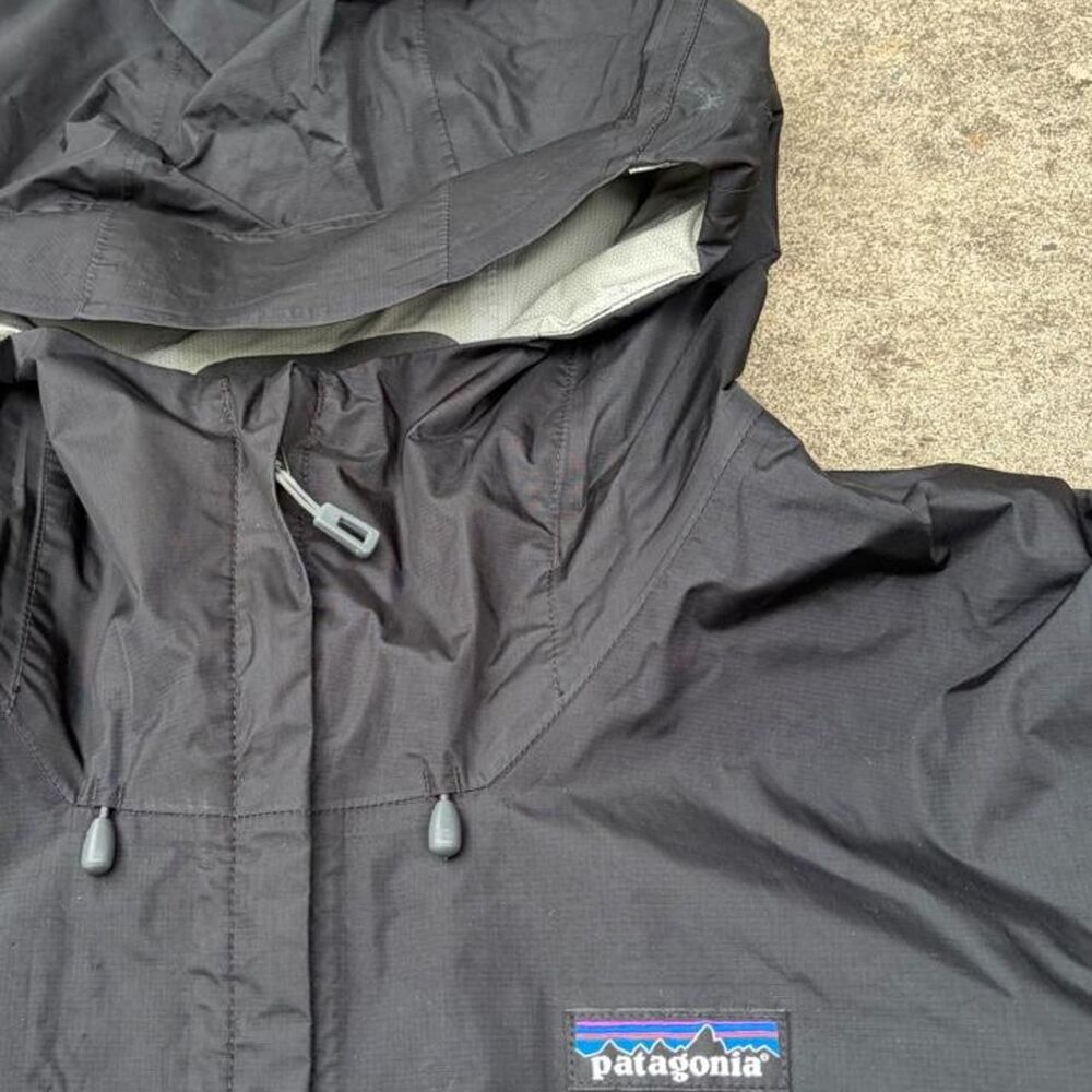 Patagonia Men's Black and Navy Jacket